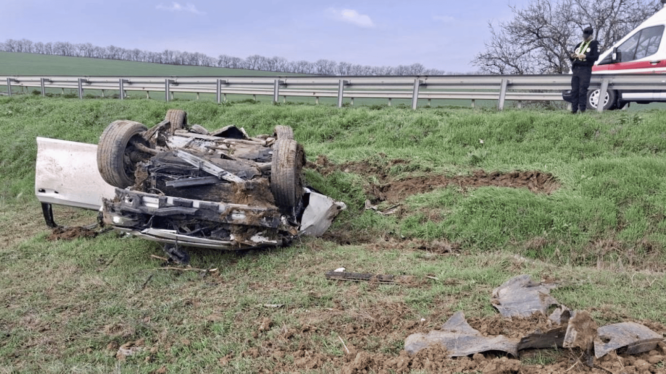 На трассе Одесса — Рени авто вылетело в кювет: двое пострадавших