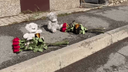 Убийство подростков на Винничине — люди приносят цветы и игрушки - 285x160