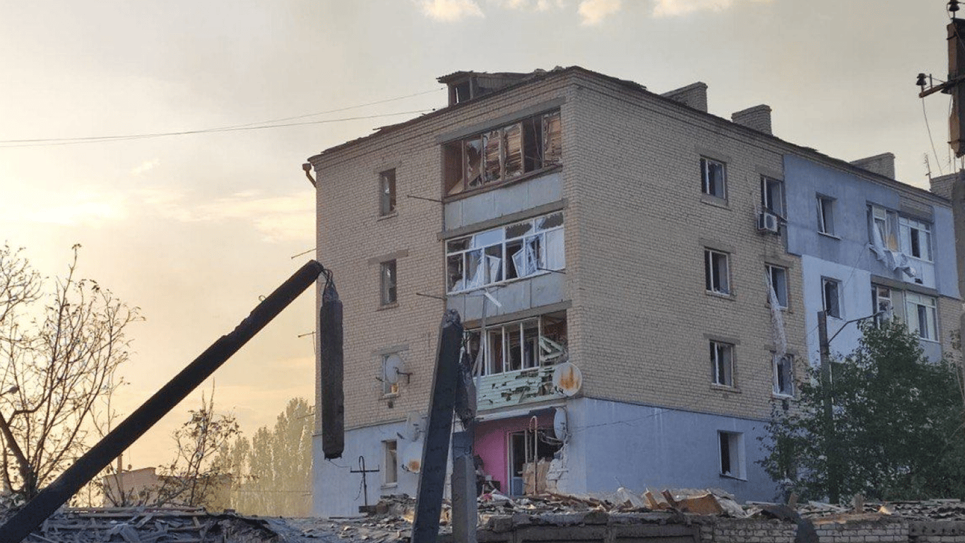 Армия РФ скинула на жилой квартал Берислава две авиабомбы, есть погибший