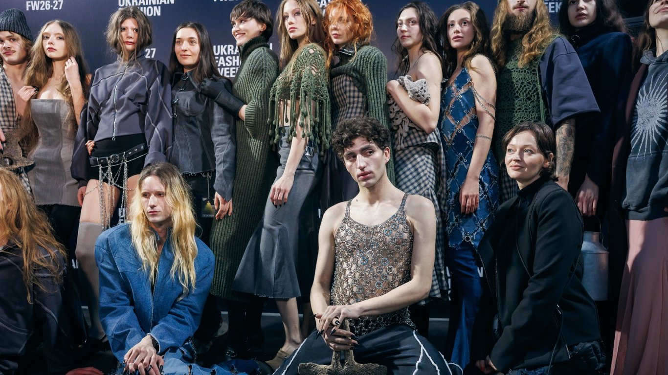 Міла Огли з моделями після показу UPSLOWUSE