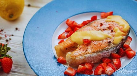 Лосось запеченный в духовке с вкусным соусом — рецепт от Клопотенко - 290x160