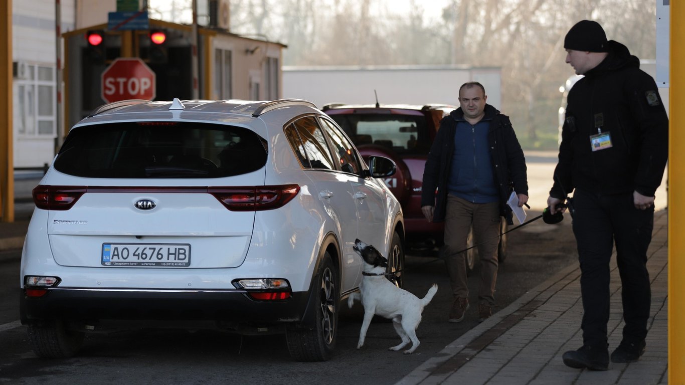 У напрямку Польщі стоять десятки авто у чергах на кордоні: перелік КПП