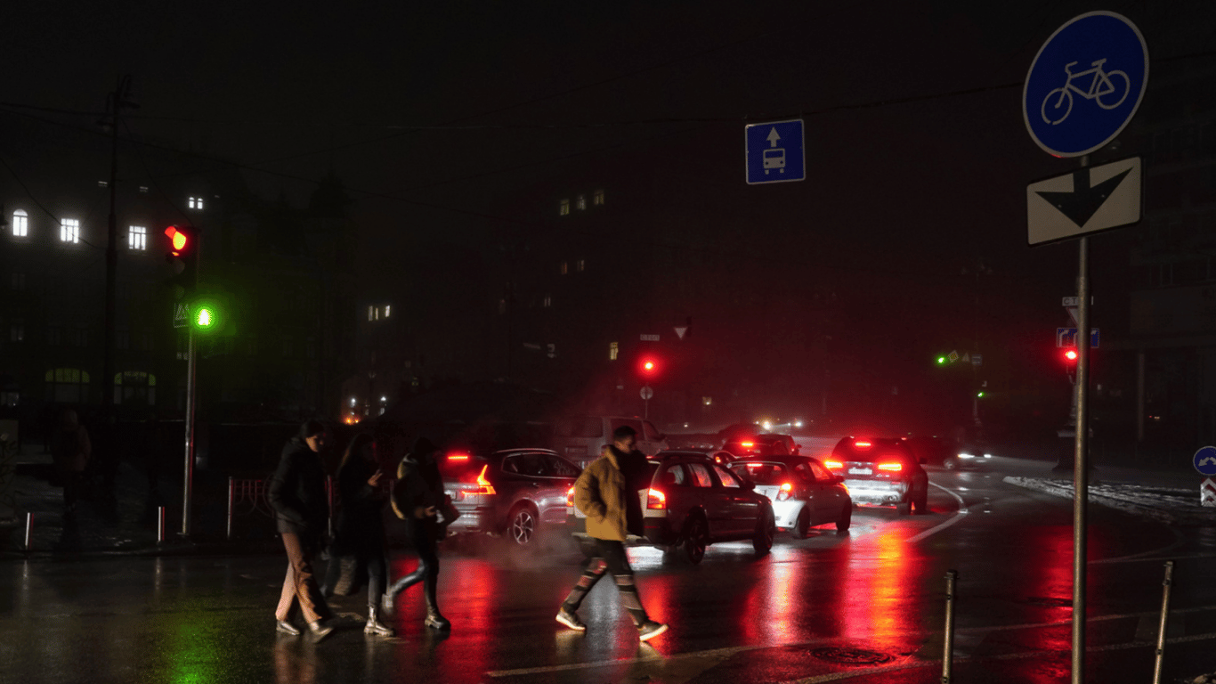 Графики Укрэнерго: завтра будут выключать свет с 7 до 22