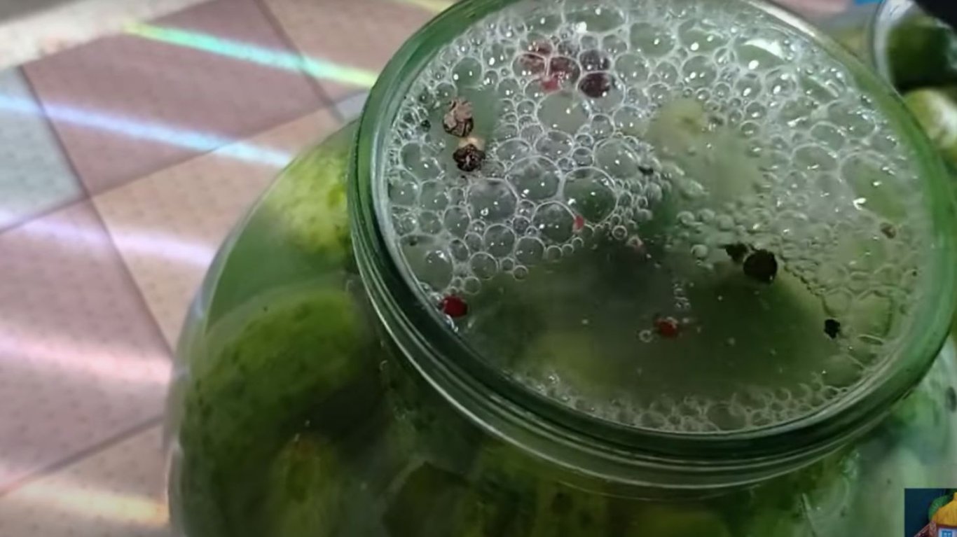 квашені огірки з борошном шидкий рецепт 