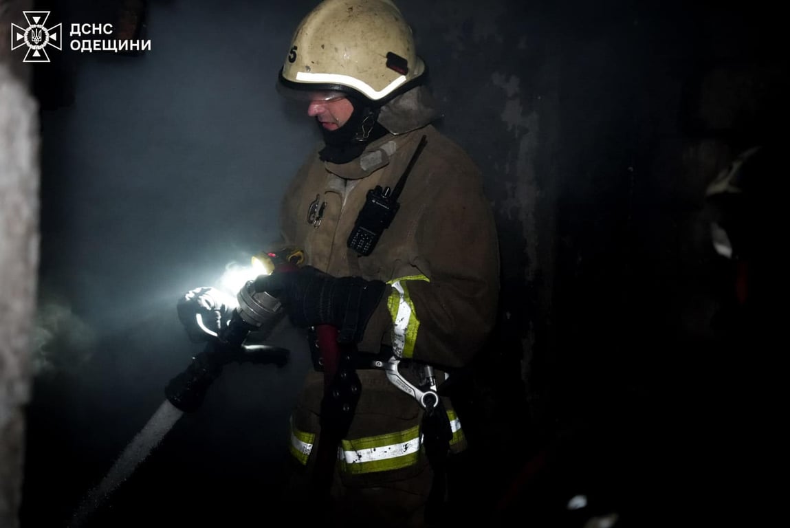 Пожар в Пересыпском районе Одессы — спасатели полтора часа боролись с огнем - фото 2