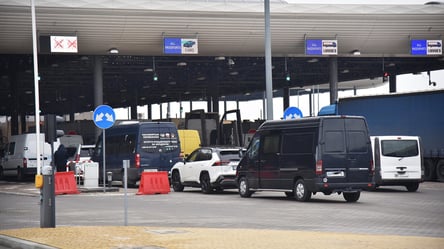 На Львівщині транспортний колапс: КПП забиті авто на в'їзд до України - 290x160