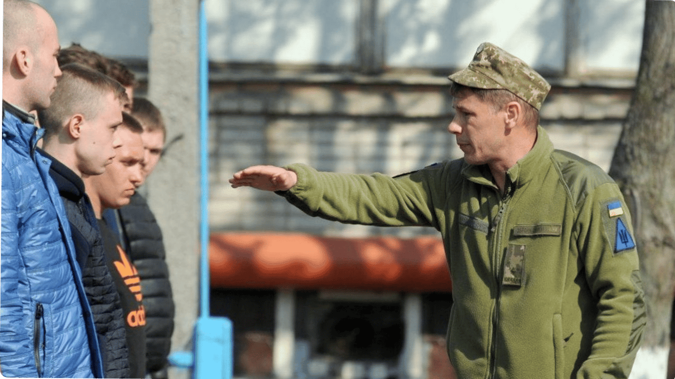 Как действовать в случае, если работники ТЦК силой забирают военнообязанных, рассказал комендант Львовской области Тарас Грень,