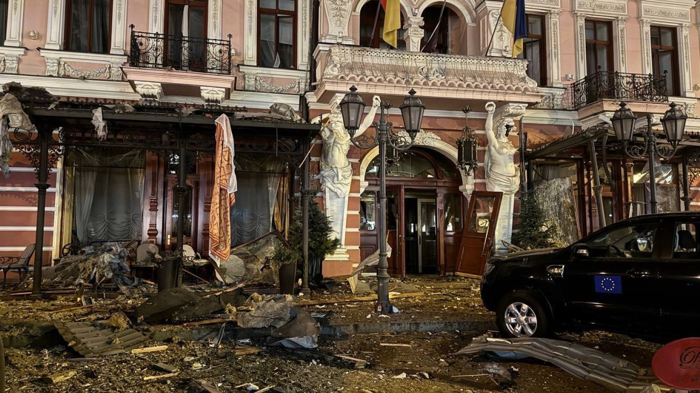 Одесская гостиница "Бристоль" после прилета ракеты