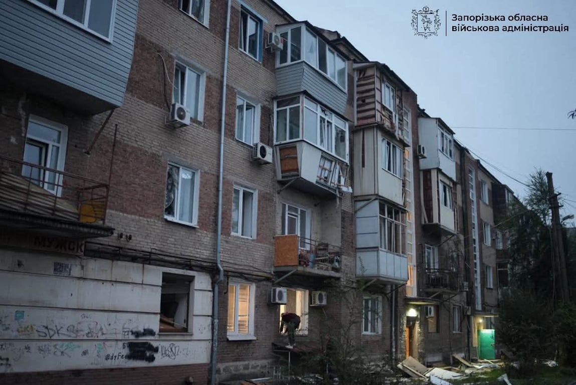 Наслідки російського обстрілу в одному з районів Запоріжжя