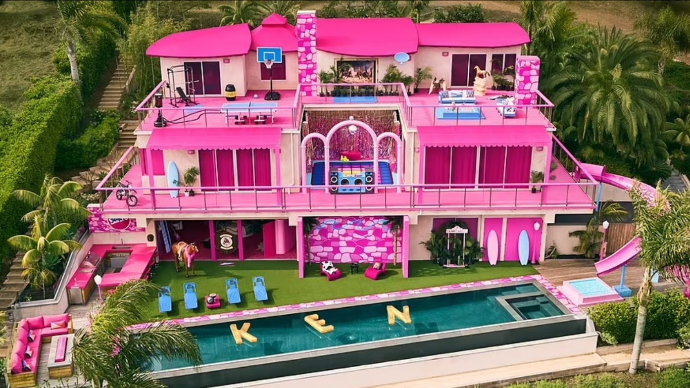 Барби: Желающие могут заночевать в трехэтажном доме Барби бесплатно
