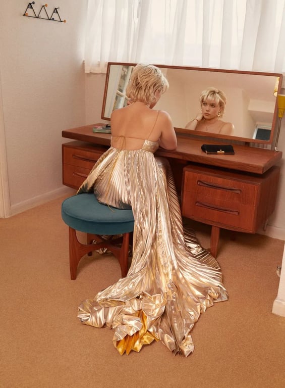 Флоренс П'ю позує для глянцю. Фото: instagram/britishvogue