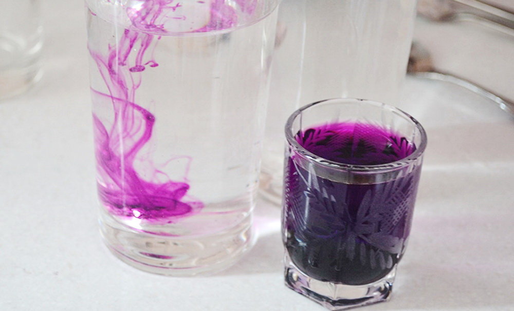 Раствор марганцовки в стакане