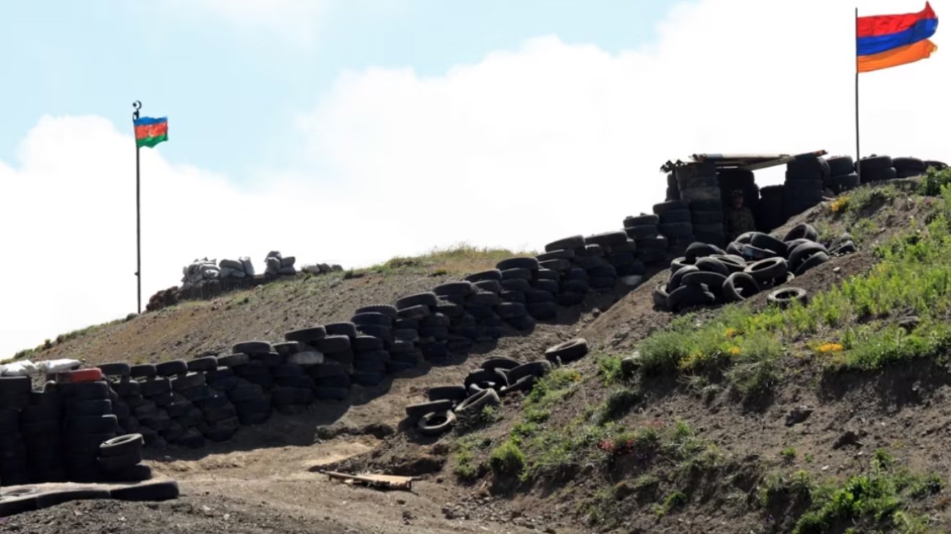 Вірменія та Азербайджан заявили про ескалацію на кордоні, є поранені