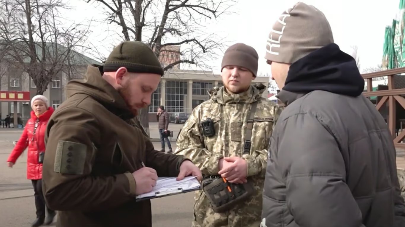 Мобілізація в Україні — чи не можна показувати документи працівникам ТЦК