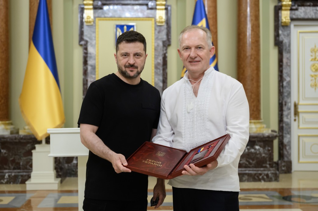 Зеленский наградил медиков государственными наградами и назвал их примером для всего мира - фото 2