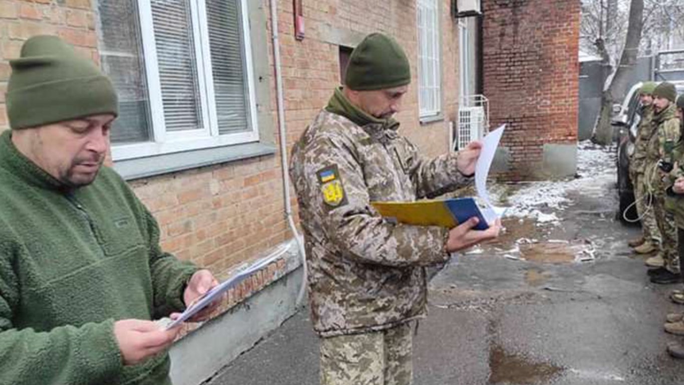 В пригороде Киева призывник в ТЦК перерезал себе вены — журналистка