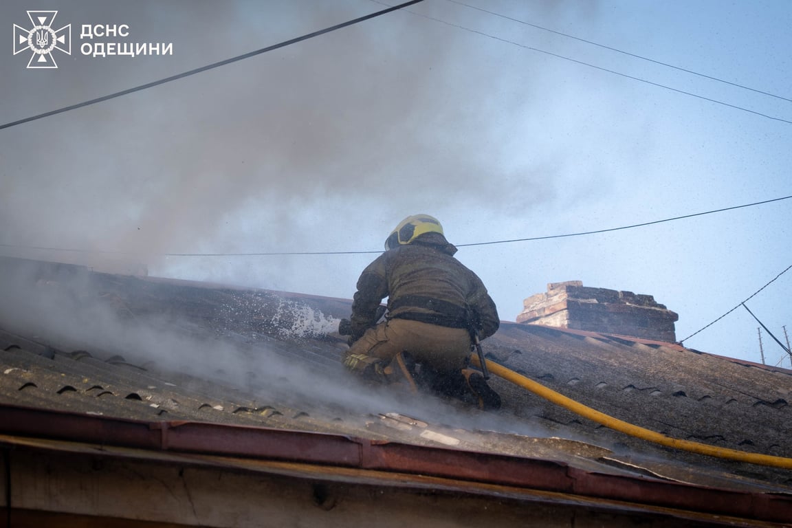 Рятувальник гасить пожежу