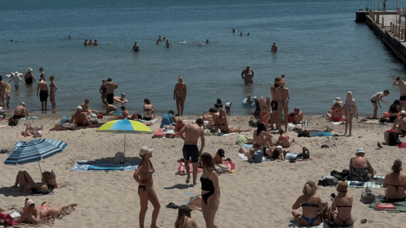 На Одесу насуваються грози: температура води в морі завтра
