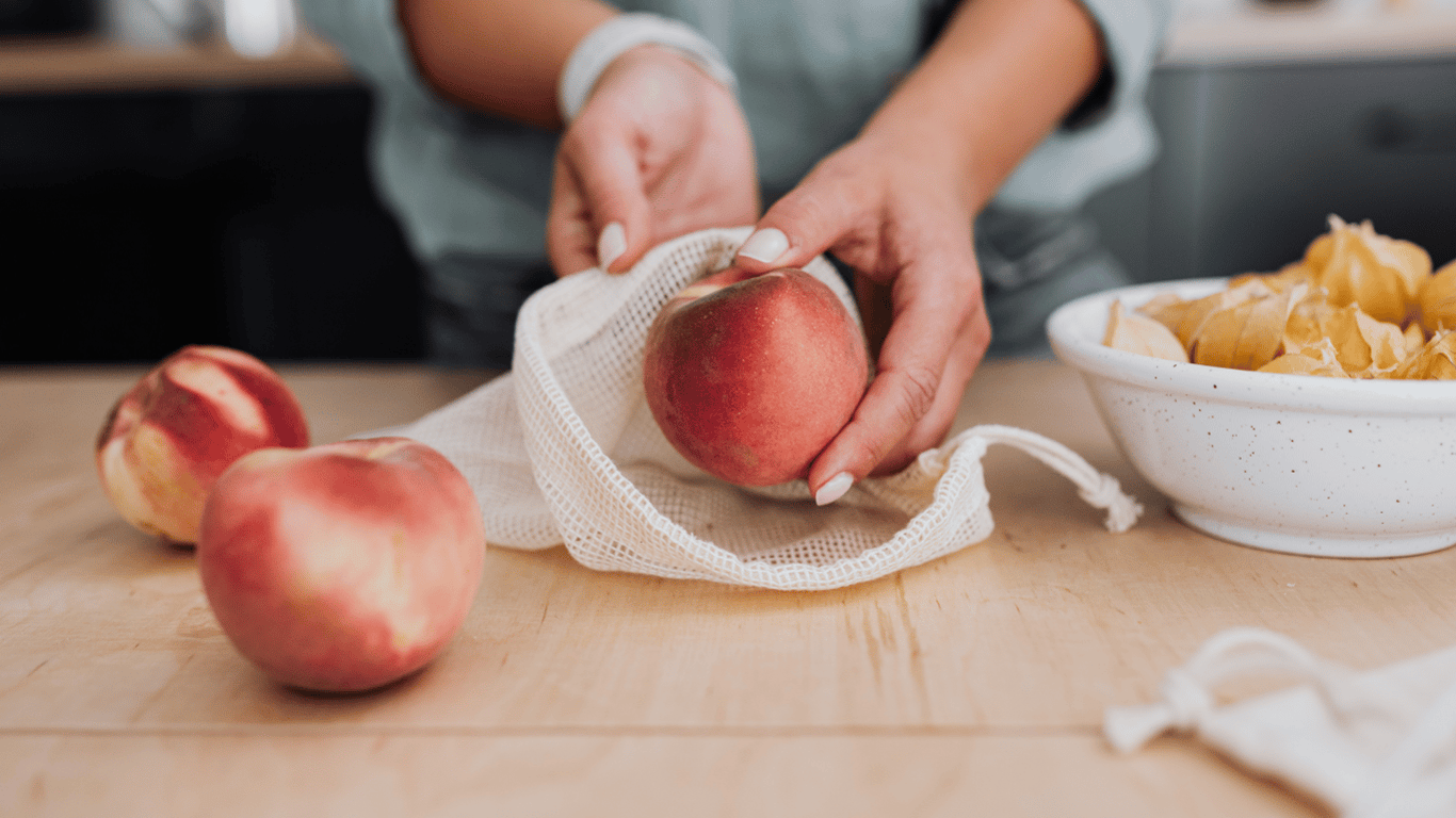 Чому варто вживати персики – медики назвали п'ять причин