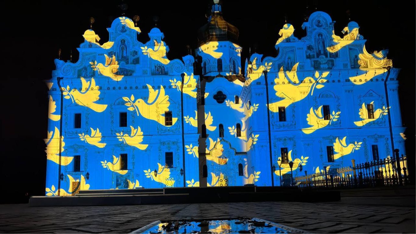 Швейцарский художник "покрасил" Успенский собор в Лавре в украинские цвета