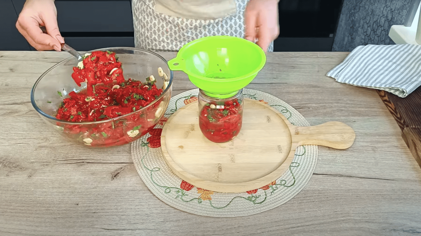 простий запечений перець з часником і зеленню