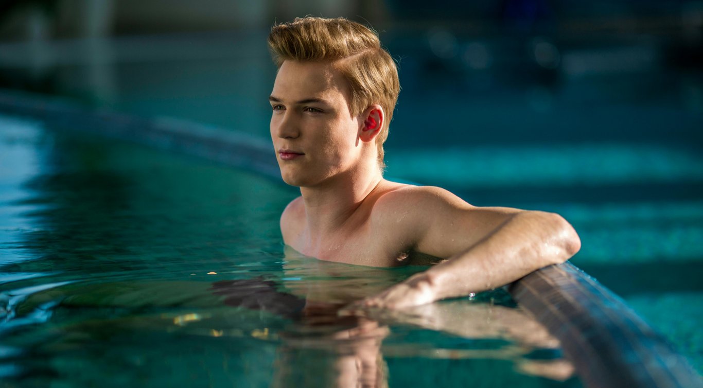 Мужчина в бассейне