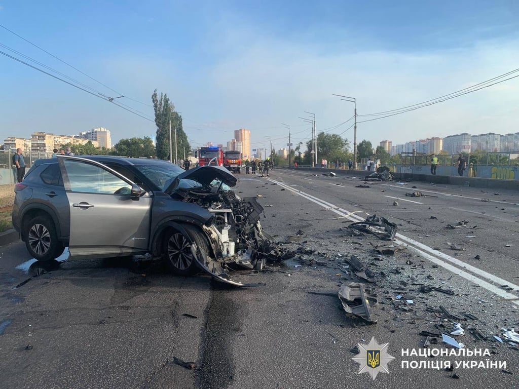 Жахлива ДТП у Києві — авто розірвало навпіл - фото 1