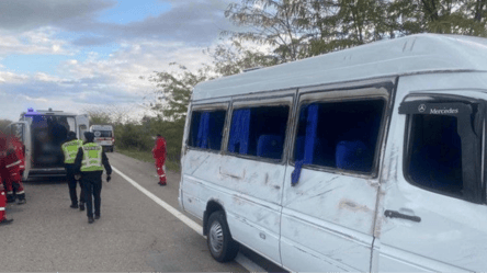 На трассе Одесса-Киев серьезная авария — перевернулся автобус - 285x160