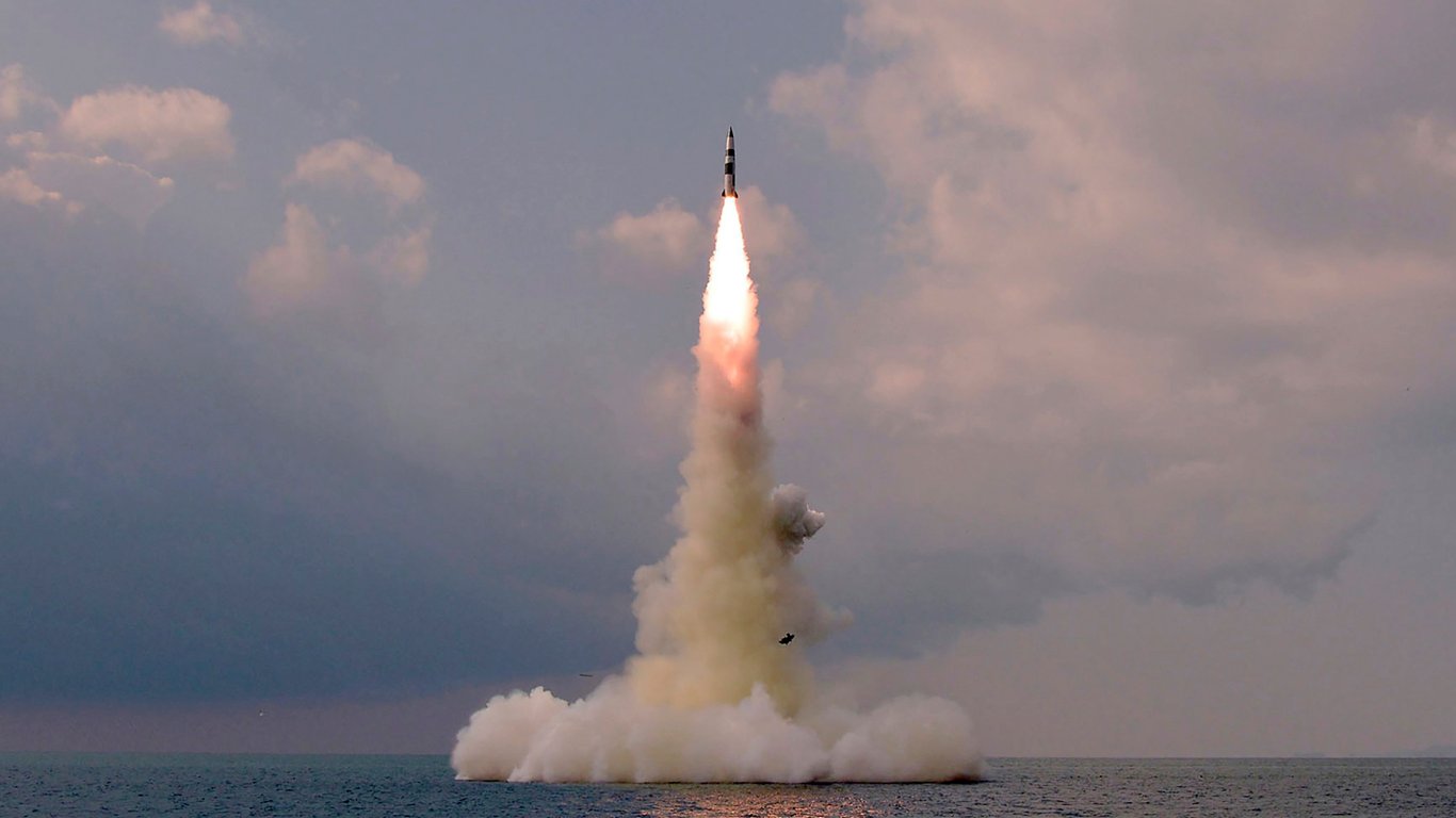 ​​​КНДР впервые осуществила запуск крылатых ракет с подводной лодки