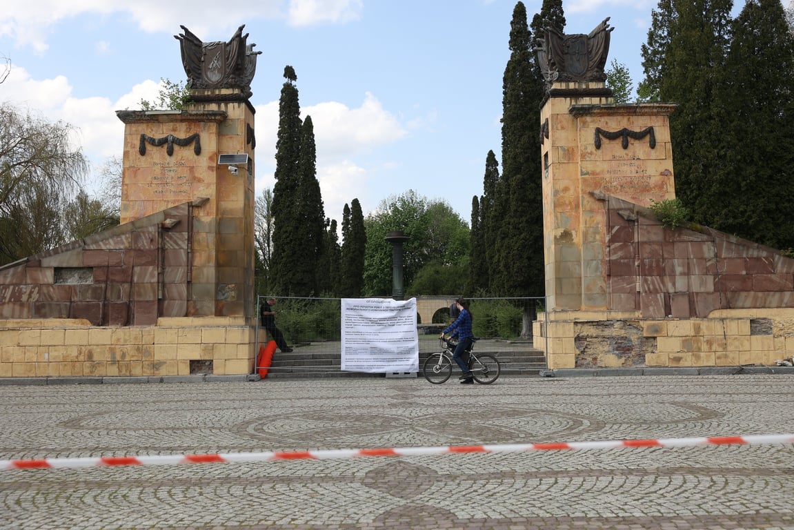 Садовый показал, как с "Холма Славы" исчез последний символ СССР - фото 1