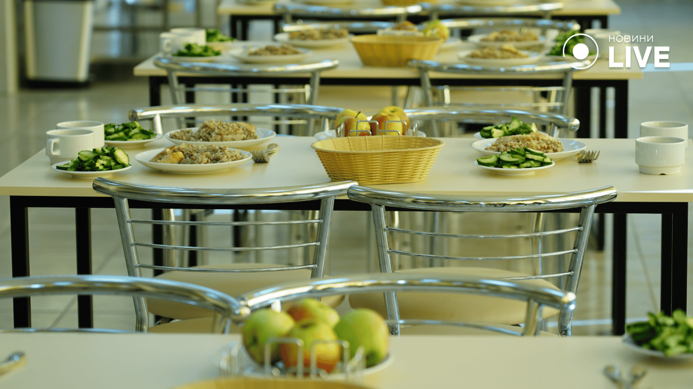 Еда из обновленного меню для школьников.  Фото: Новини.LIVE/ Юлия Браславская