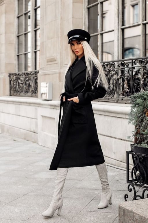 Женщина в черном классическом пальто