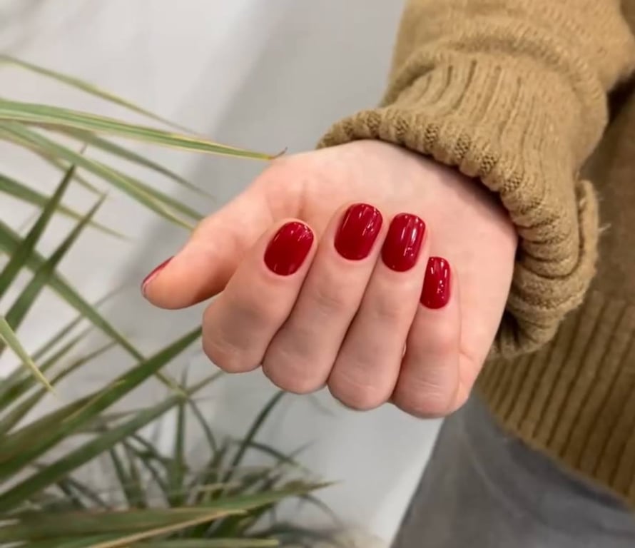 Червоний манікюр завжди матиме особливий вигляд