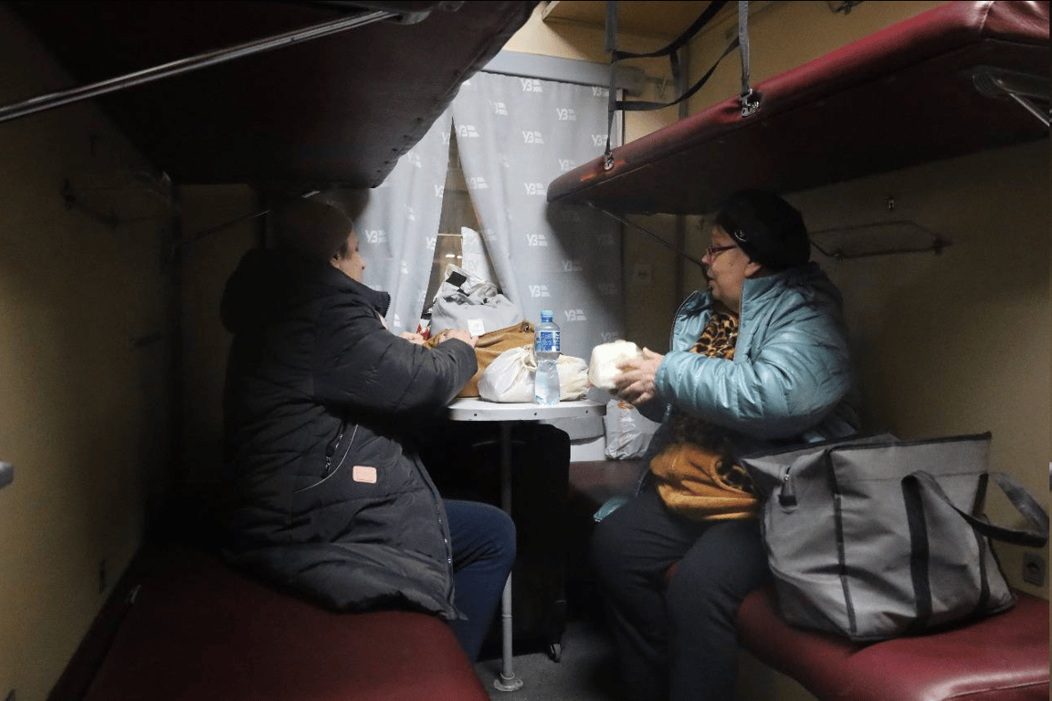 Укрзалізниця продовжує евакуювати жителів Донеччини — фото - фото 4