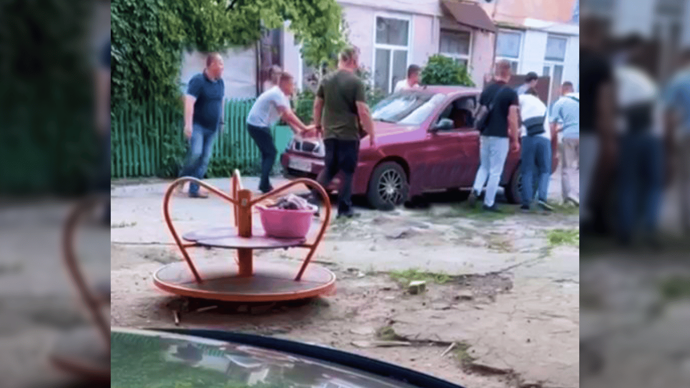 В Одессе конфисковали авто, на котором мужчина наехал на военнослужащих