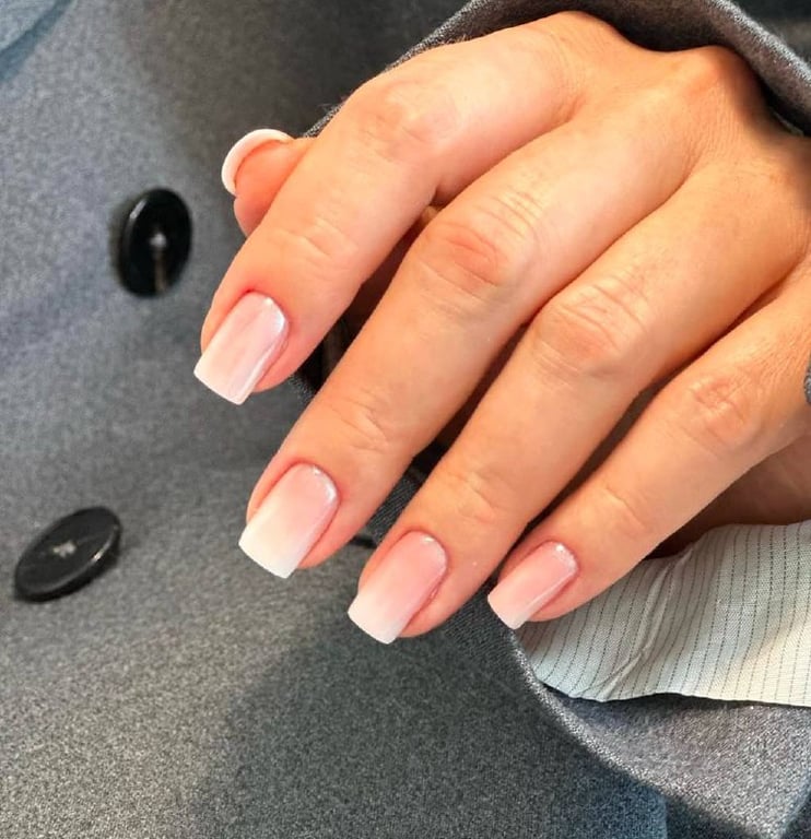 Легкий перламутровий блиск на нігтях привертає увагу