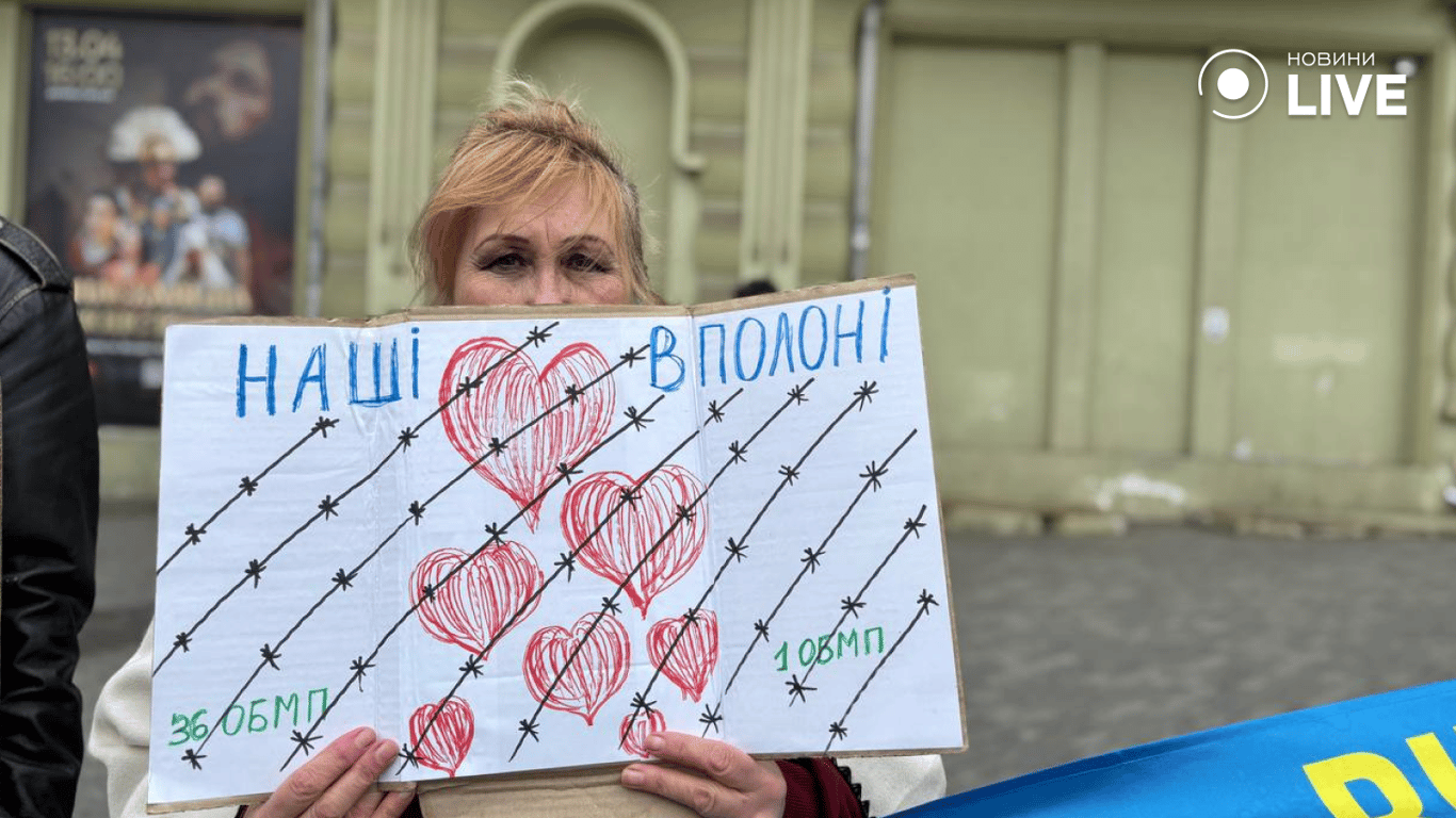 Одесити вийшли на мовчазну акцію — фоторепортаж - фото 8