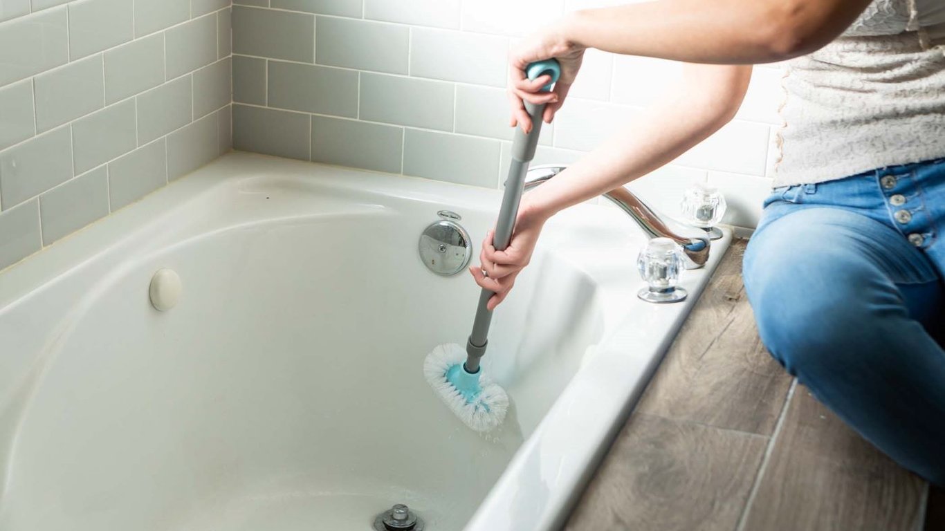 Як видалити з ванни застарілий вапняний наліт — способи без агресивної хімії