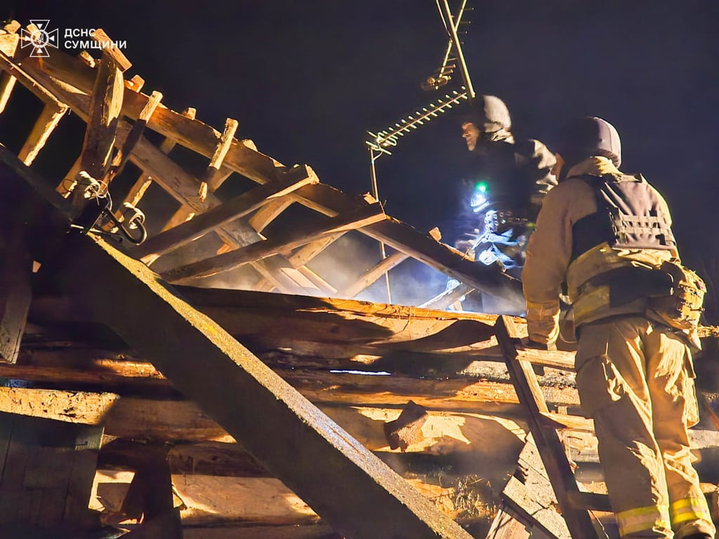 На Сумщині пожежники гасили вогонь в одному з будинків