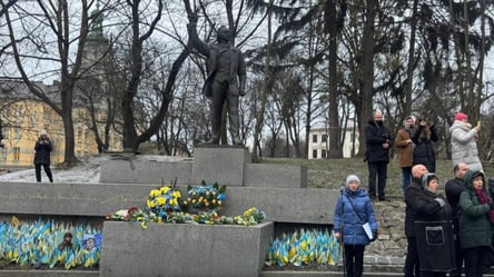 Принесли цветы и спели гимн — во Львове почтили память Черновола - 285x160