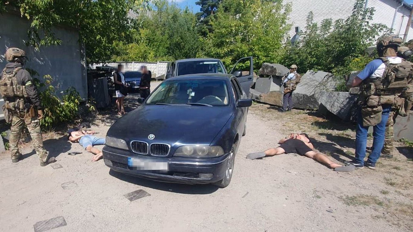 Погрожували вбивством дружини військового: на Житомирщині знешкодили банду рекетирів