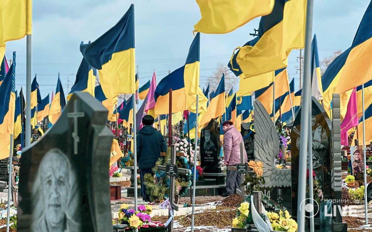 Место, где живет память — фоторепортаж из Аллеи Славы воинов на харьковском кладбище - фото 1
