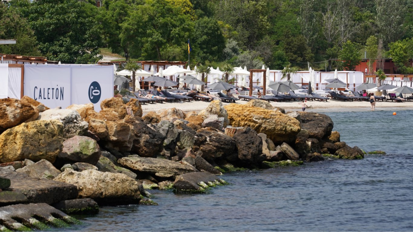 Грози не відступають: в Одесі на море краще не йти