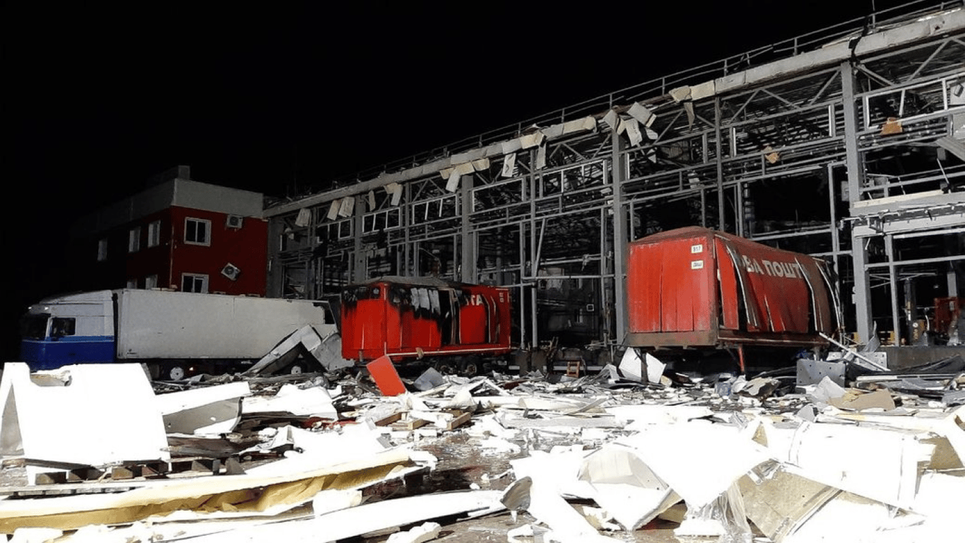 Нова пошта оголосила траур за загиблими колегами внаслідок атаки на термінал у Харкові