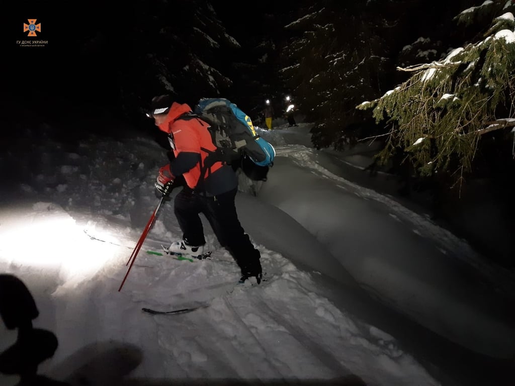 Спасатели ищут сноубордиста в горах