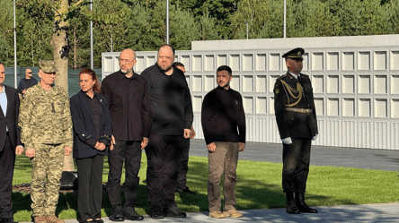 Зеленский отправился к военному мемориалу на рейсе спецмаршрута - 285x160