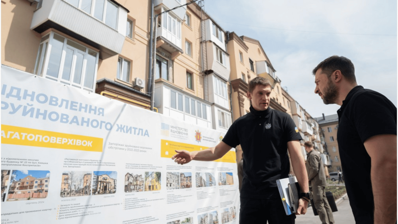 Зеленский ознакомился с восстановлением дома в Запорожье, разрушенного российским ударом