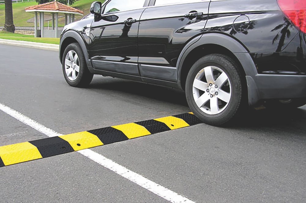 Лежачий поліцейський.