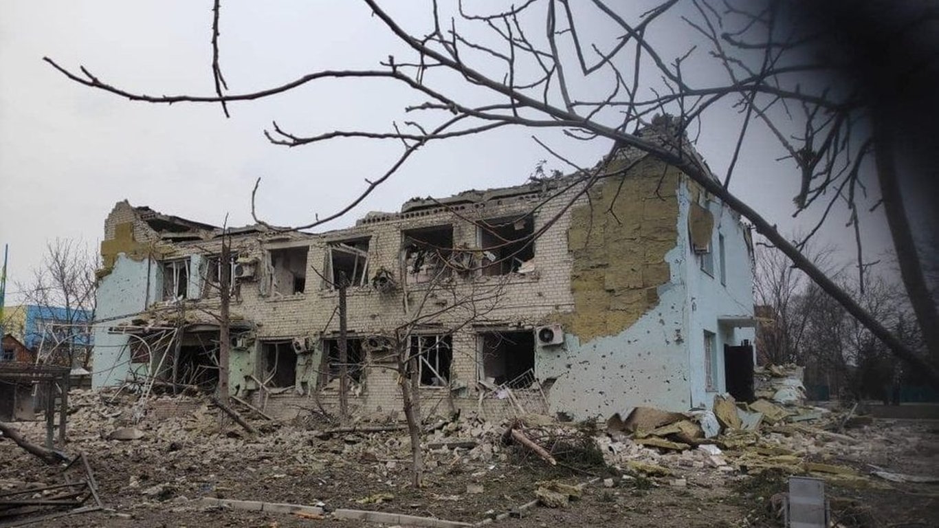 Росія атакувала селище на Харківщині авіабомбою