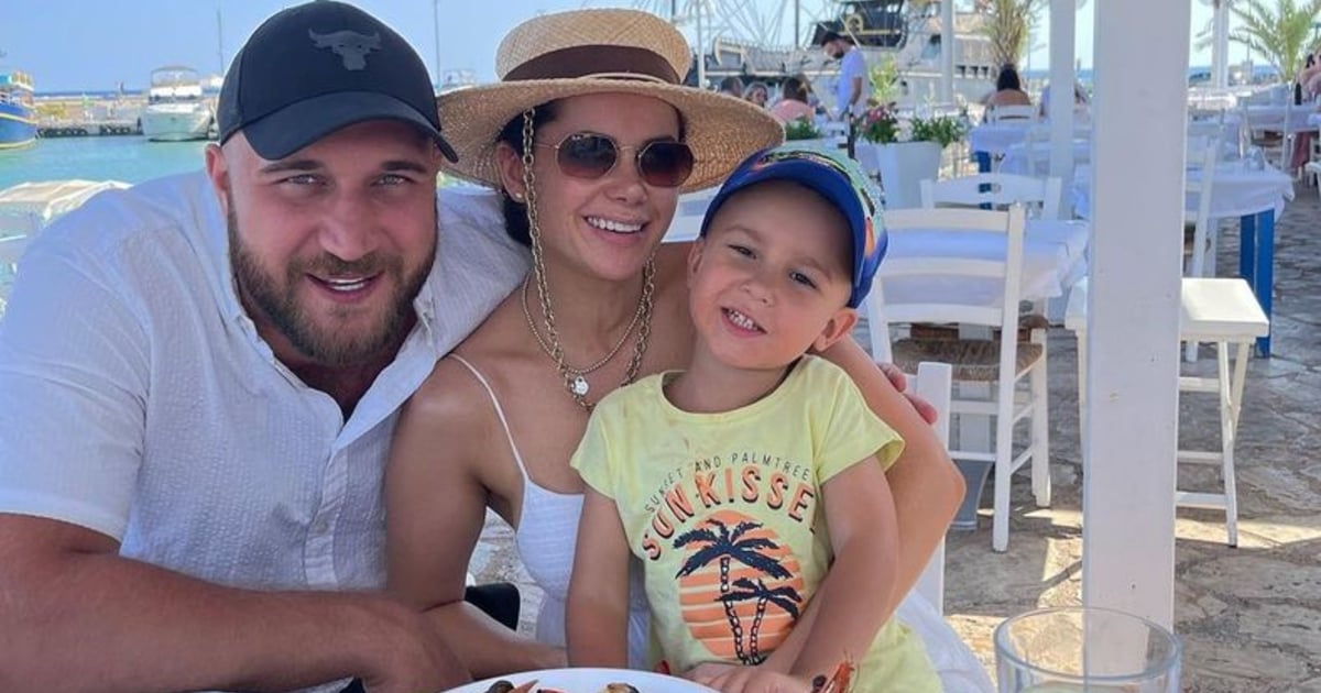 Руслан Ханумак с Алиной Шаманской и сыном